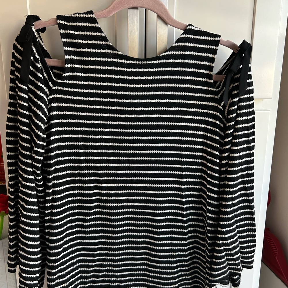 Cece Black and White Striped Cold Shoulder Top size Small